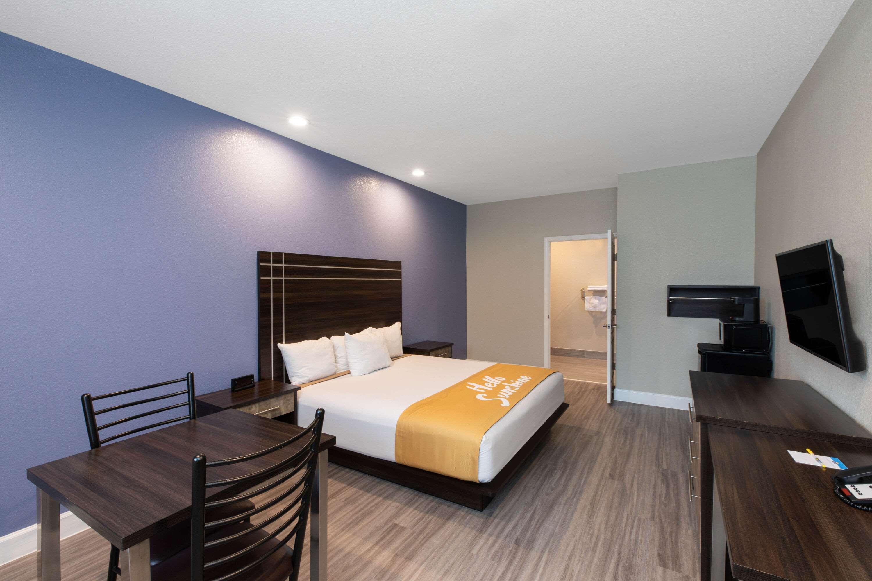 Days Inn & Suites By Wyndham La Porte Exterior photo