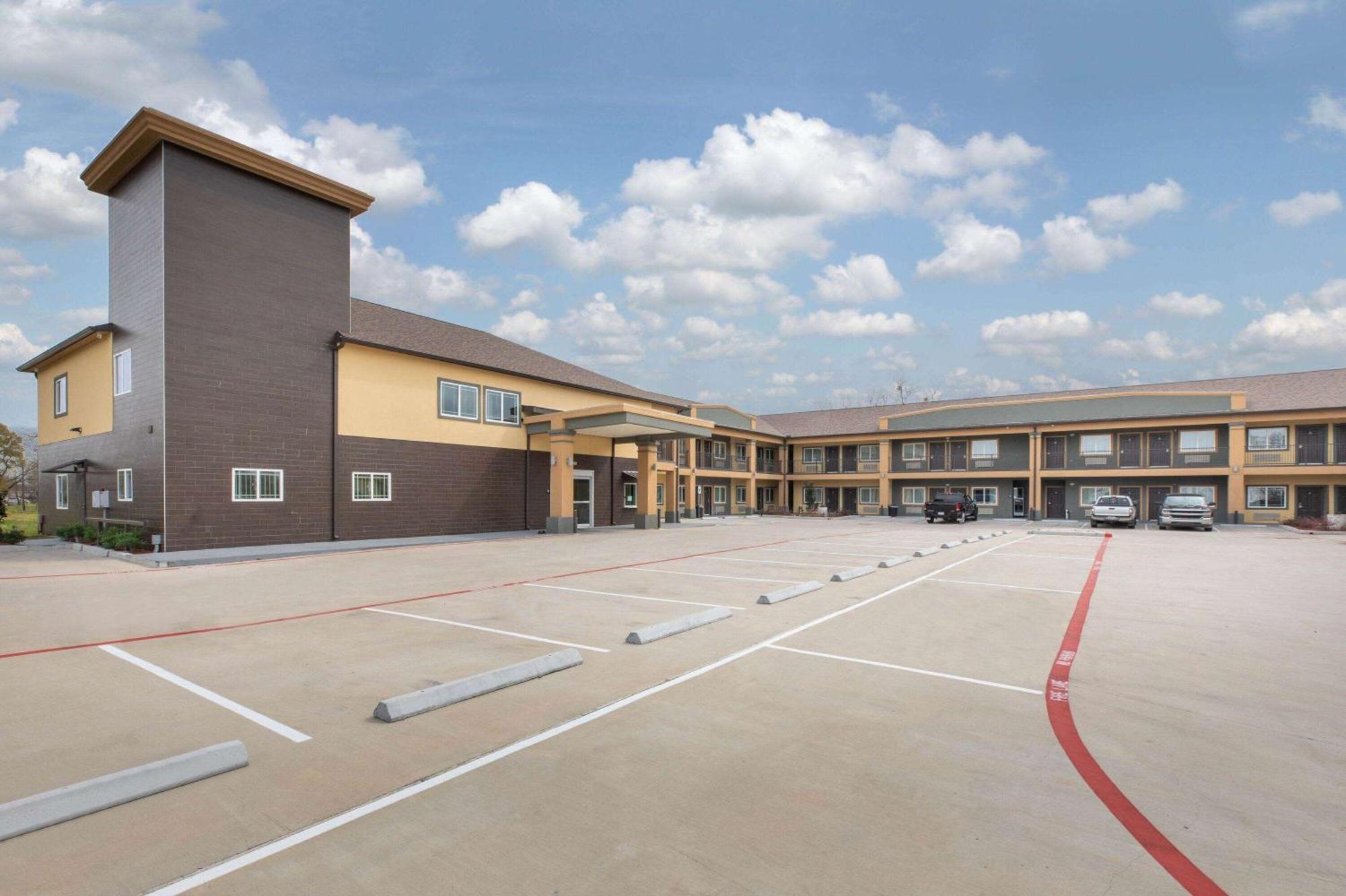 Days Inn & Suites By Wyndham La Porte Exterior photo
